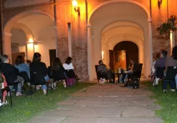 Ieri sera nei giardini del municipio incontro con l'autore